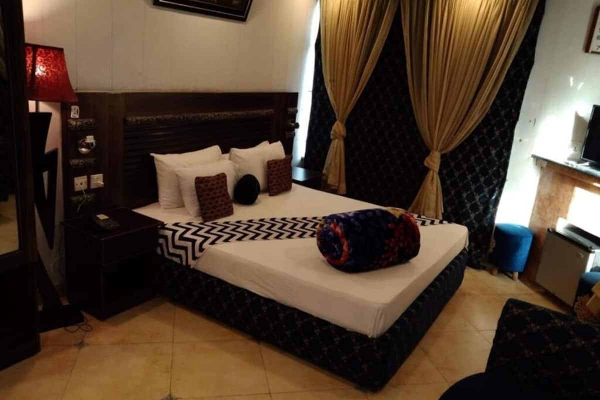 deluxe double room | iron/ironing board, free wifi, bed sheets