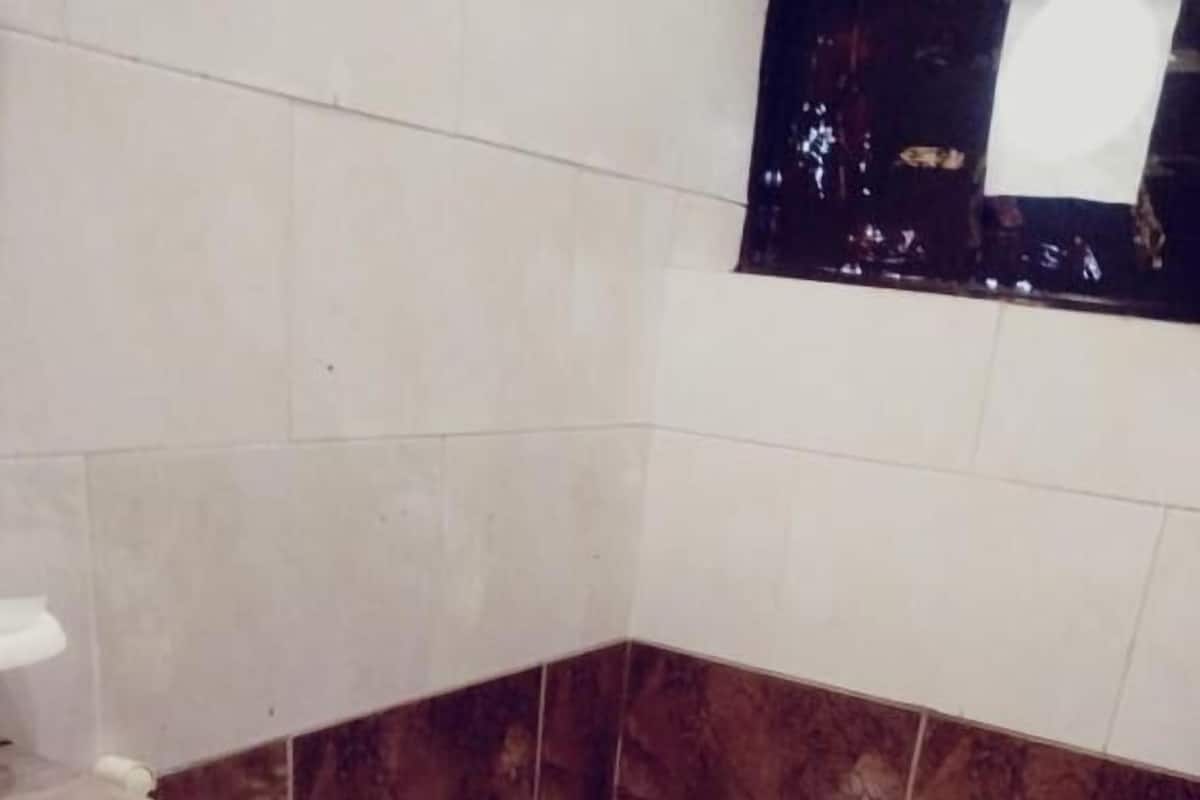 deluxe double room | bathroom | shower, free toiletries, towels