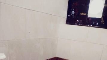 Habitación doble Deluxe | Baño | Regadera, amenidades de baño gratuitas, toallas