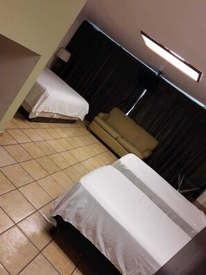 Habitación familiar | Muebles diferentes, wifi gratis y ropa de cama