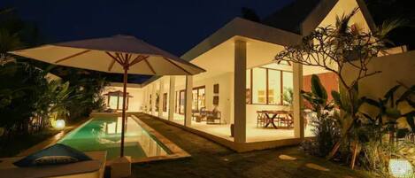Una piscina al aire libre