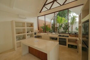 Fridge, microwave, oven, stovetop - 2 bedrooms Luxury Villa in Ubud with private pool (Gianyar Regency)