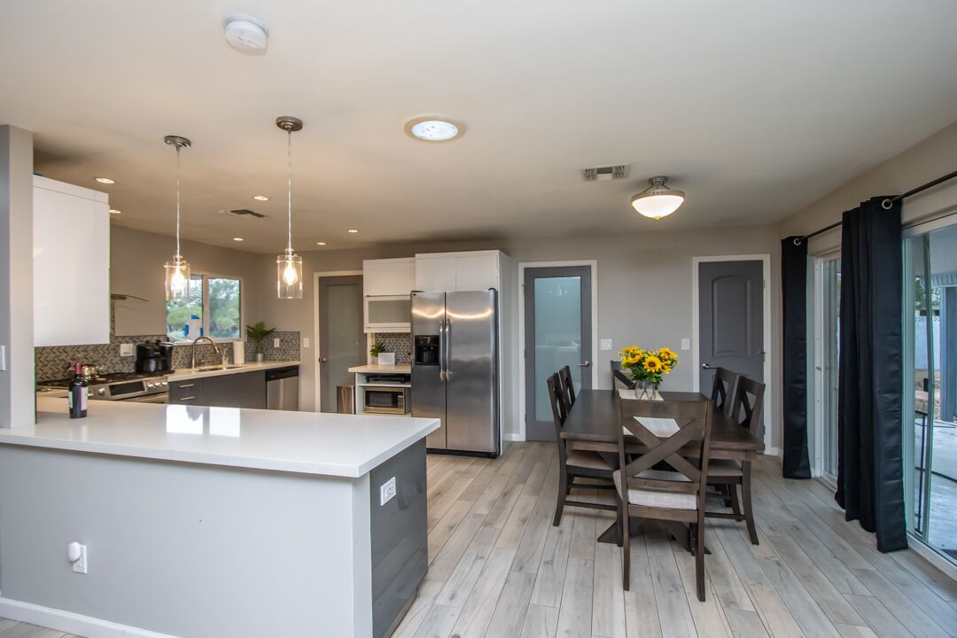 Kjøleskap, mikrobølgeovn, ovn og kokeplater