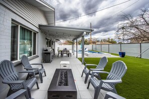 Outdoor dining - Pool-HotTub-Wi-fi-3 miles From Old Town-AC-Firepit (Scottsdale)