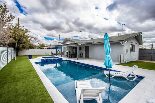 Una piscina al aire libre, una piscina climatizada