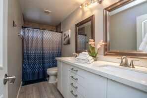 Ducha y bañera combinadas, secador de pelo, toallas y jabón