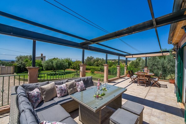 تناول الطعام بالخارج