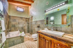 Douche, sèche-cheveux, serviettes fournies