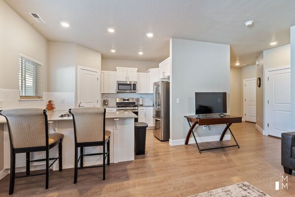 Fridge, microwave, oven, stovetop - Spring Time Adventures! (Cedar City)