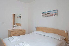 2 bedrooms, iron/ironing board, bed sheets