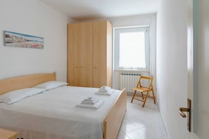 2 chambres, fer et planche à repasser, draps fournis