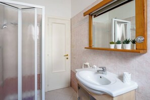 Bruser, hårtørrer, håndklæder, Shampoo