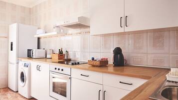 Een koelkast, een magnetron, een oven, een kookplaat