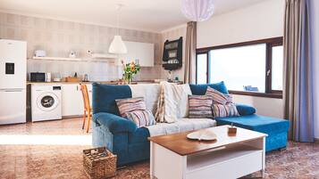 Een smart-tv en een stereo