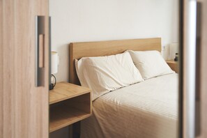 3 slaapkamers, geluiddichte muren, een strijkplank/strijkijzer, wifi