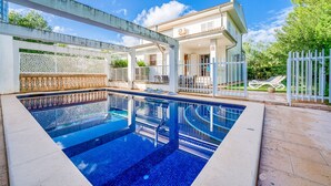 A swimming pool with a modern design, a covered patio area, and a fenced garden. - House with pool Sirenas Playa de Muro (Playa de Muro)