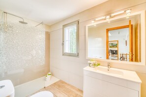 Bañera, secador de pelo y toallas