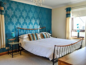 4 bedrooms, free WiFi, bed sheets - Conveniently located just 500 yards from the sandy beach. (Southerness, near Dumfries)