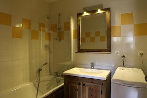 Bathtub - 200m from resort center, 2nd floor, view open, balcony, tv, ski locker, 50m², Aussois (Aussois)