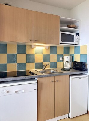 Fridge, microwave, dishwasher, coffee/tea maker
