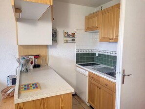 Micro-ondes, four, lave-vaisselle, cafetière/bouilloire