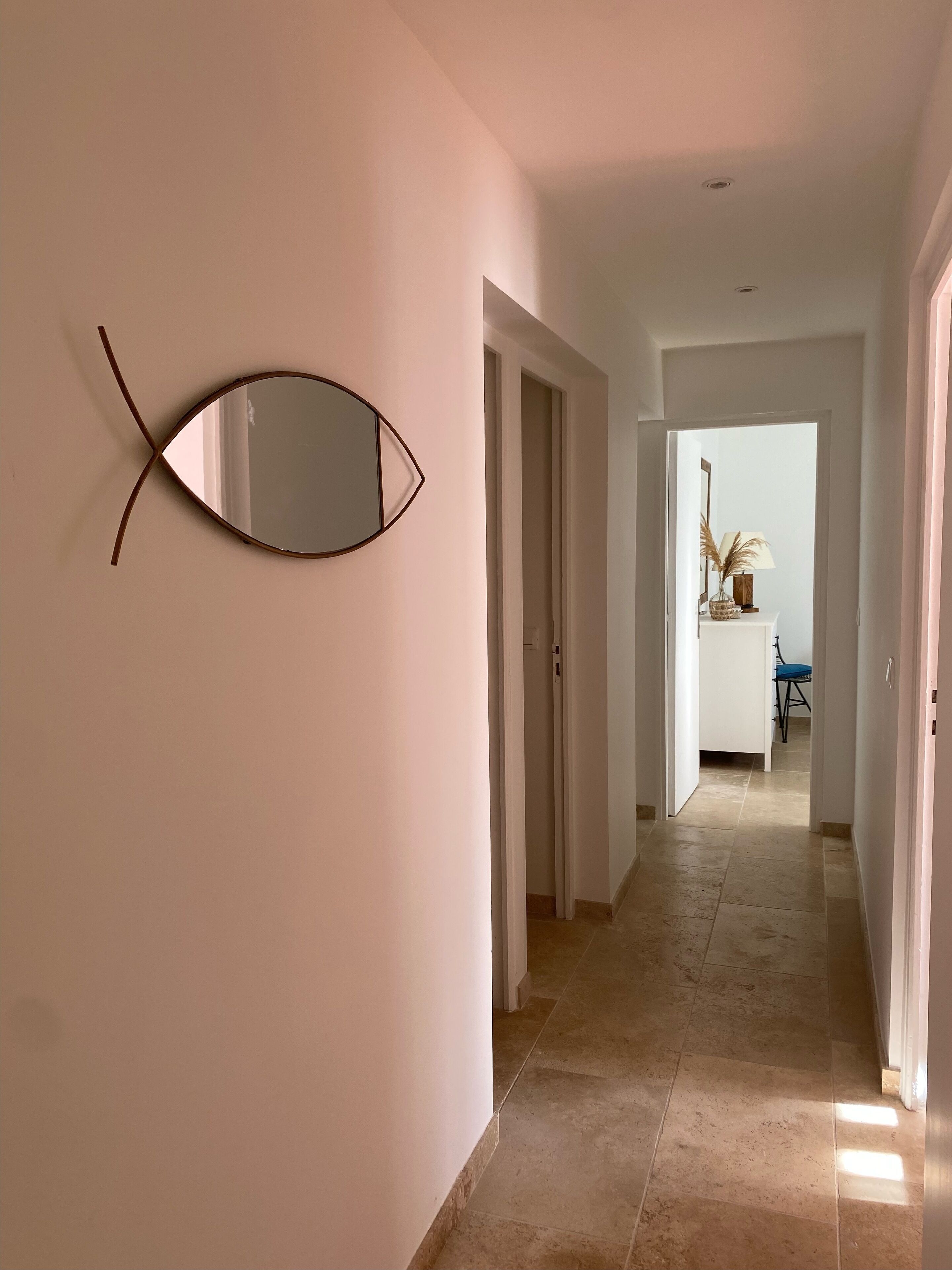 Le couloir qui mène aux chambres2,3 et 4, à la salle de bain et aux toilettes