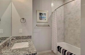 Een bad, een haardroger, handdoeken, zeep