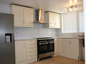 House | Private kitchen | Fridge, microwave, oven, stovetop - 12 Guests 5-bedroom House in Central Birmingham (Birmingham)