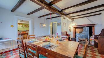 Rumah Standar, beberapa kamar, 2 kamar mandi, tepi gunung (Casa Dell'Antonio) | Tempat makan