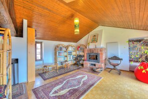 Rumah Standar, 2 kamar tidur, 2 kamar mandi, tepi gunung (Casa Dell'Antonio) | Ruang keluarga | TV layar datar, perapian, dan peralatan stereo