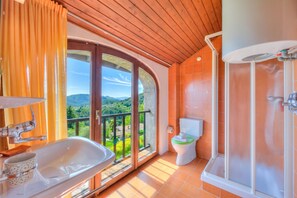 スタンダード ハウス ベッドルーム (複数) 2 バスルーム マウンテンサイド (Casa Dell'Antonio) | バスルーム | 個別の浴槽とシャワー、ヘアドライヤー、タオル、石鹸