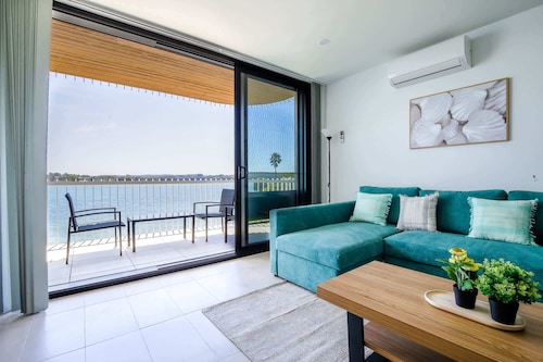 Stunning 1-Bed Bayside Apartment with Superb Views