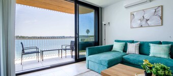 Stunning 1-Bed Bayside Apartment with Superb Views