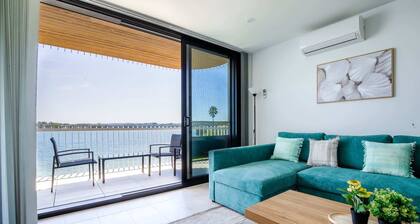 Stunning 1-Bed Bayside Apartment with Superb Views