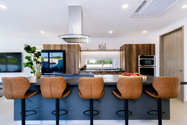 Micro-ondes, four, plaque de cuisson