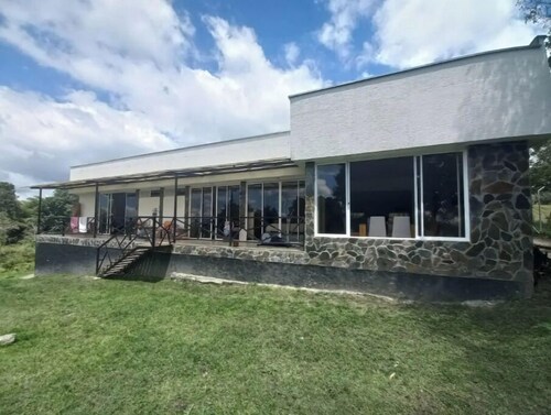 Cheerful 1 bedroom apt in the coffee heartland