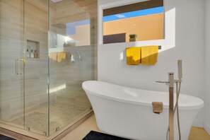 Villa | Badezimmer | Badewanne und Dusche (separat), Komfortbadewanne, Haartrockner