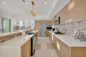 Villa | Private kitchen | Fridge, microwave, oven, stovetop - Breathtaking Luxury Villa Architectural Jewel (Palm Springs)