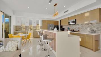 Vila | Dapur pribadi | Lemari es, microwave, oven, dan kompor