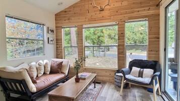 Cabin (Minimalist Hideaway) | Exterior