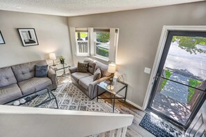 Televisión, chimenea y oficina 