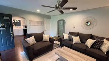 TV connectée, cheminée, espaces bureaux