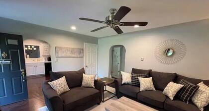 Cheerful 3 Bedroom Cottage Getaway w/ Lake Access