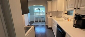 Cheerful 3 Bedroom Cottage Getaway w/ Lake Access