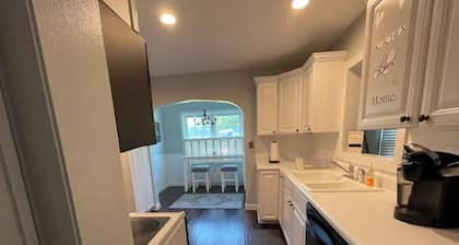 Cheerful 3 Bedroom Cottage Getaway w/ Lake Access