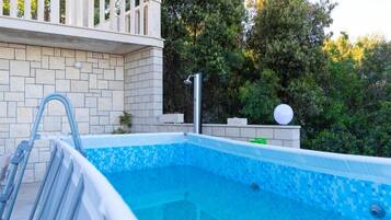 Apartamento (Three Bedroom Apartment with Terrace ) | Piscina | Piscina externa, guarda-sóis