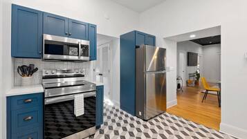 Frigorifero con congelatore, microonde, forno, piano cottura