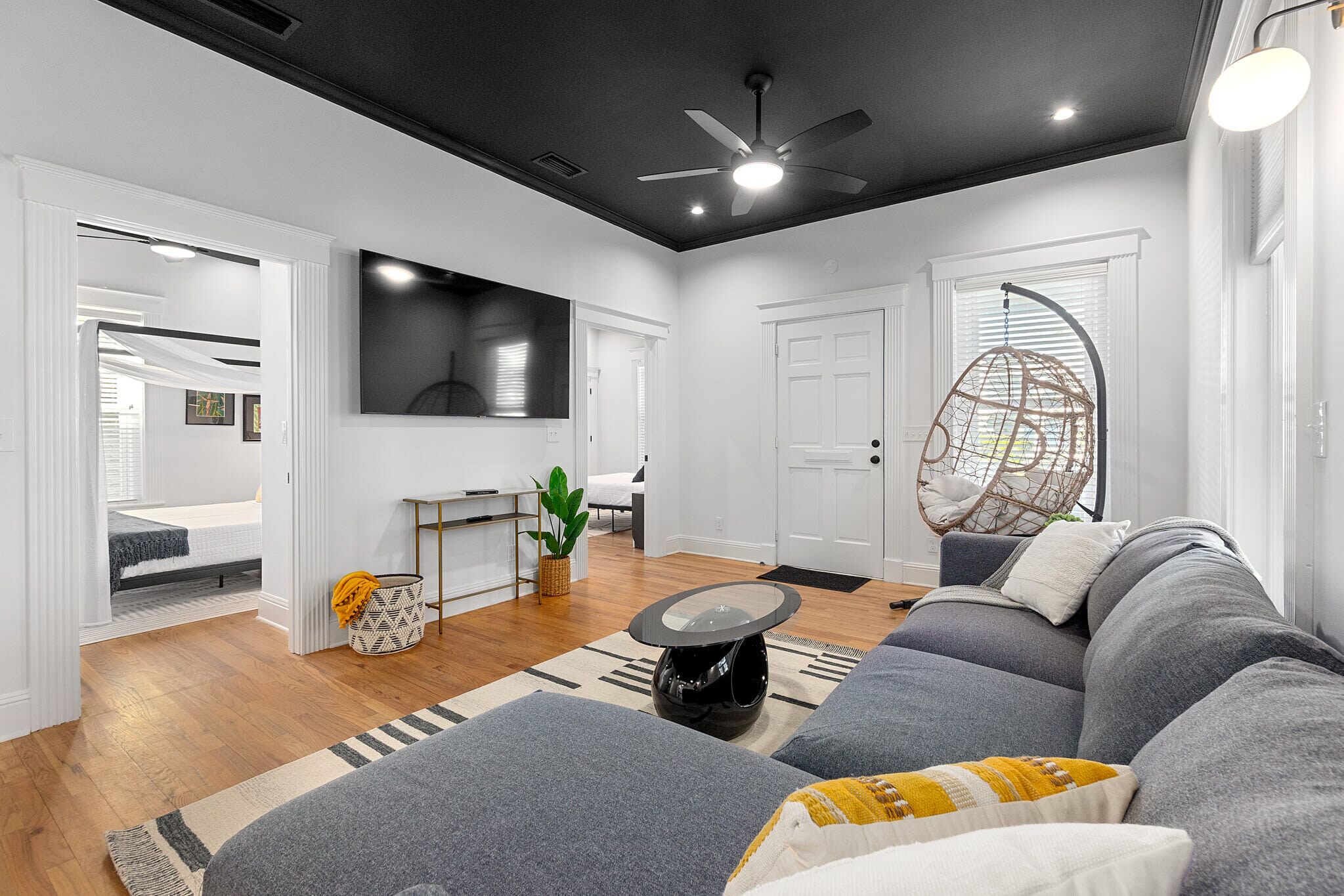 2 sovrum, skrivbord, strykjärn/strykbräda och resesäng