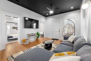 2 sovrum, skrivbord, strykjärn/strykbräda och resesäng