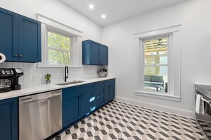 Refrigerador con congelador, microondas, horno y parrilla de estufa 